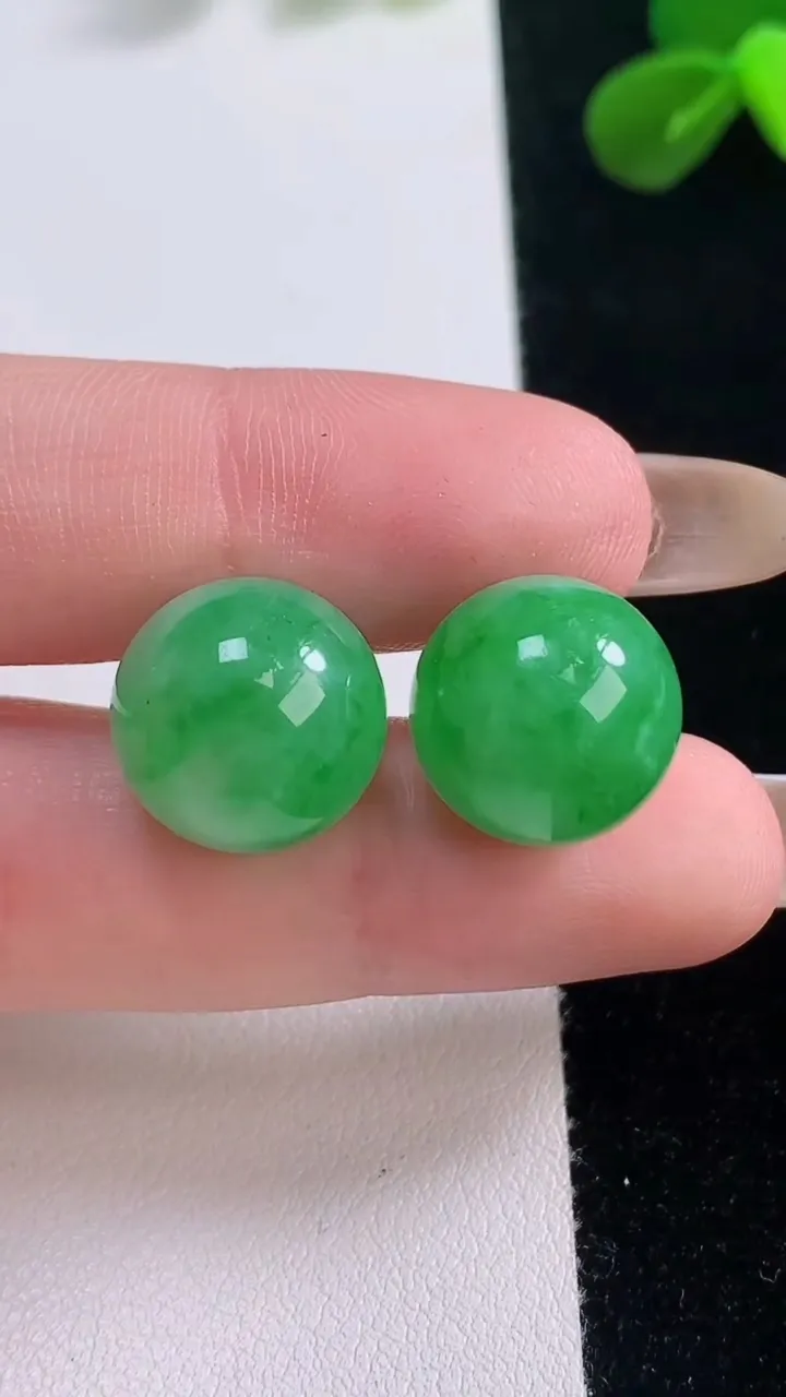 天然A货翡翠圆珠镶嵌件一对，尺寸13.8，重量:11.01g
11月19日
