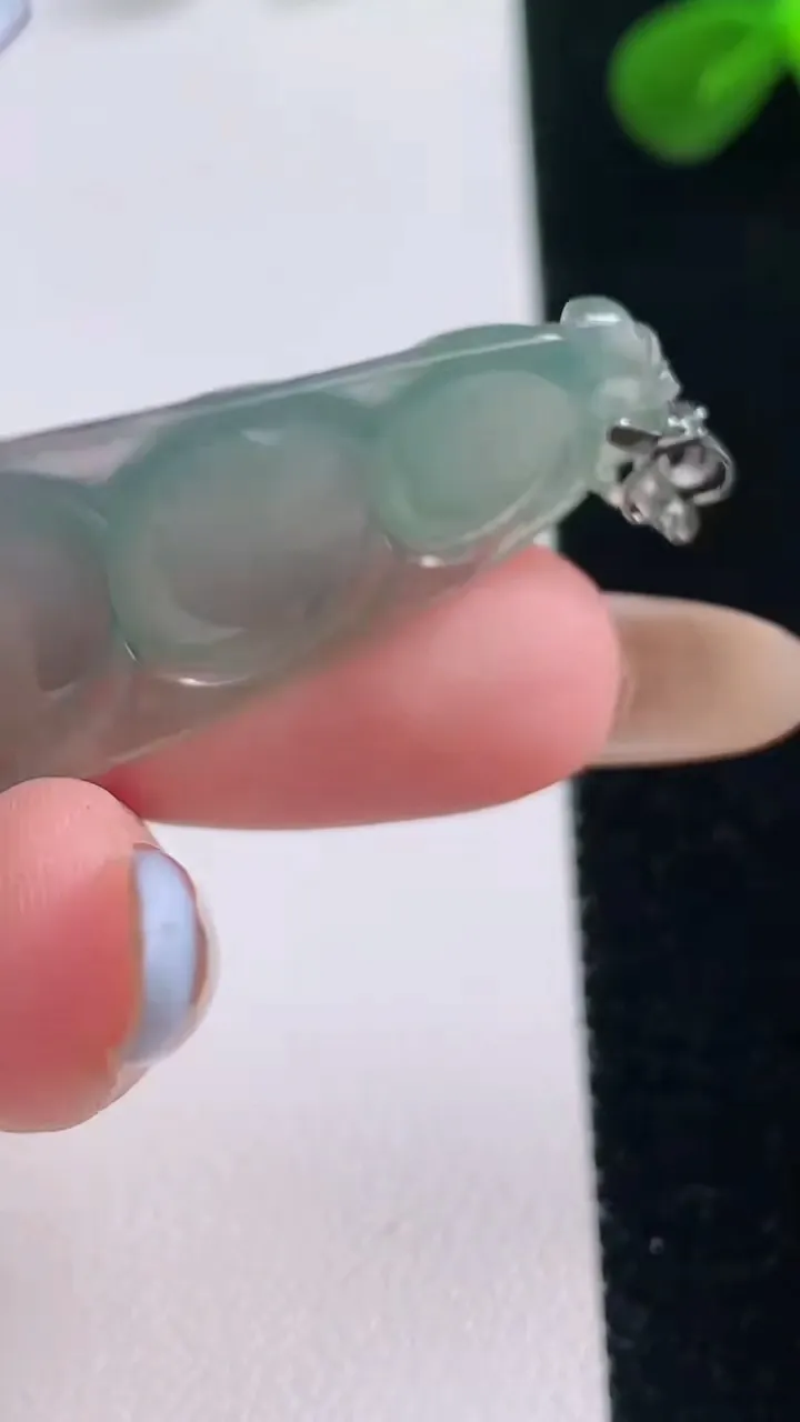 天然A货翡翠福豆吊坠，尺寸41-17.5-6，重量:7.06g
11月19日