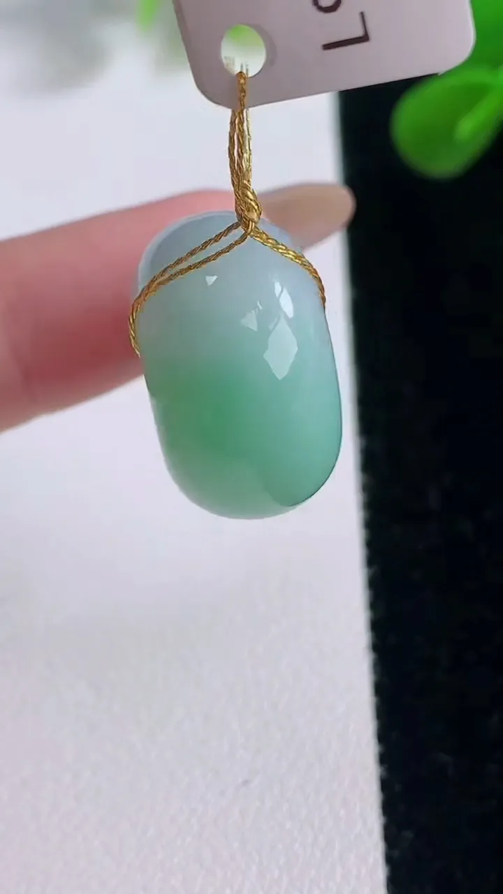 天然A货翡翠平安扣吊坠，尺寸20.5-11.7，重量:10.59g
11月19日