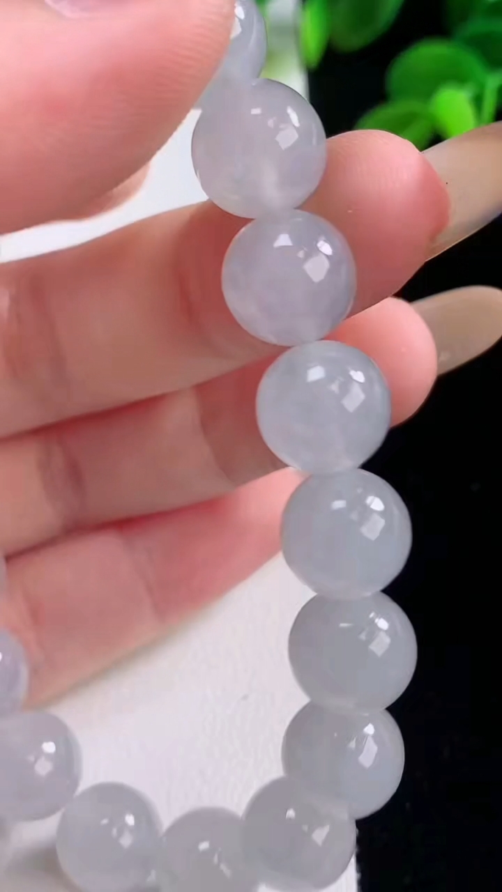 天然A货翡翠种白冰圆珠手串，尺寸10-19颗，重量:34.28g11月19日
工厂直销收藏佳品,种好水足，色泽均匀，有种有色，上手高大气！