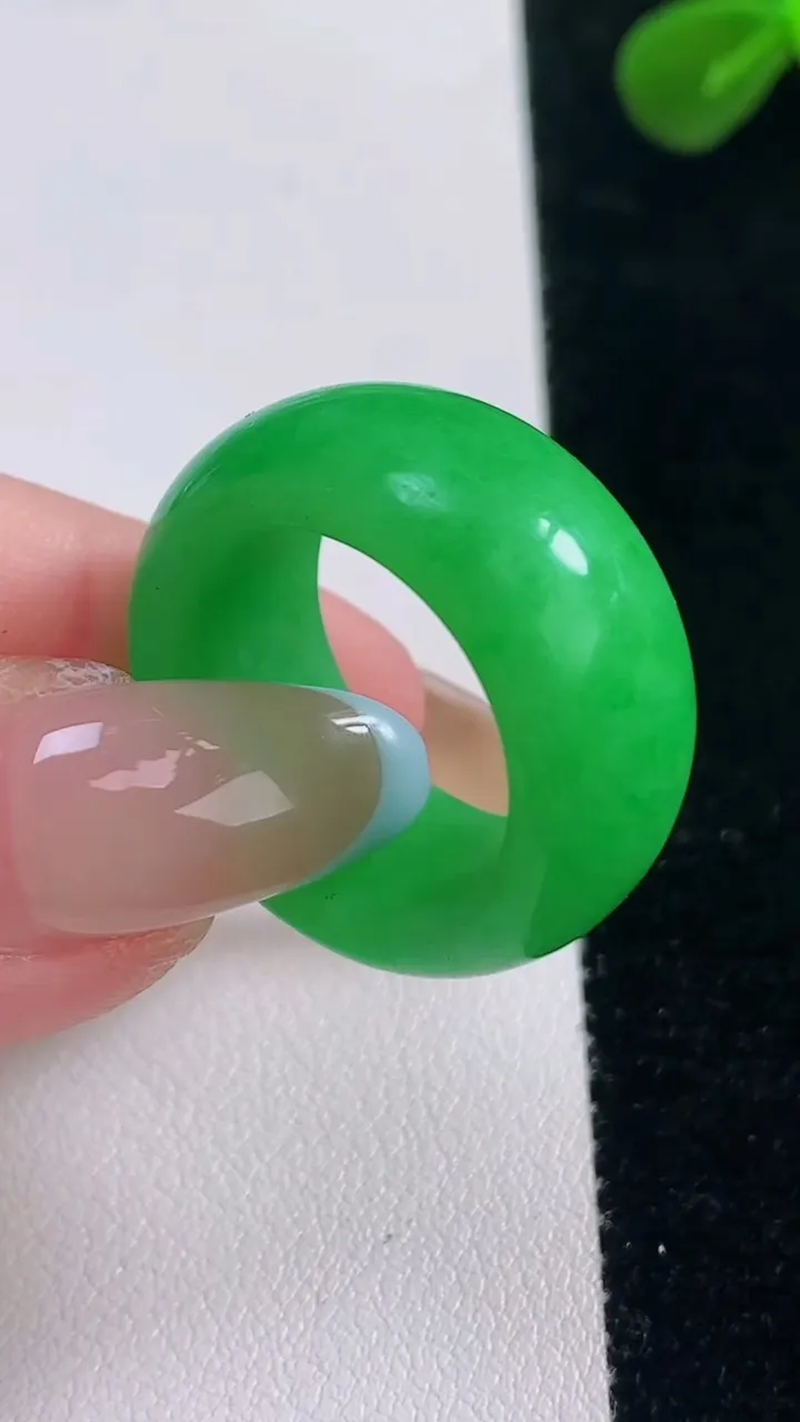 天然A货翡翠指环戒指，尺寸18.2-11.2-4，重量:10.12g2025年11月19日
工厂直销