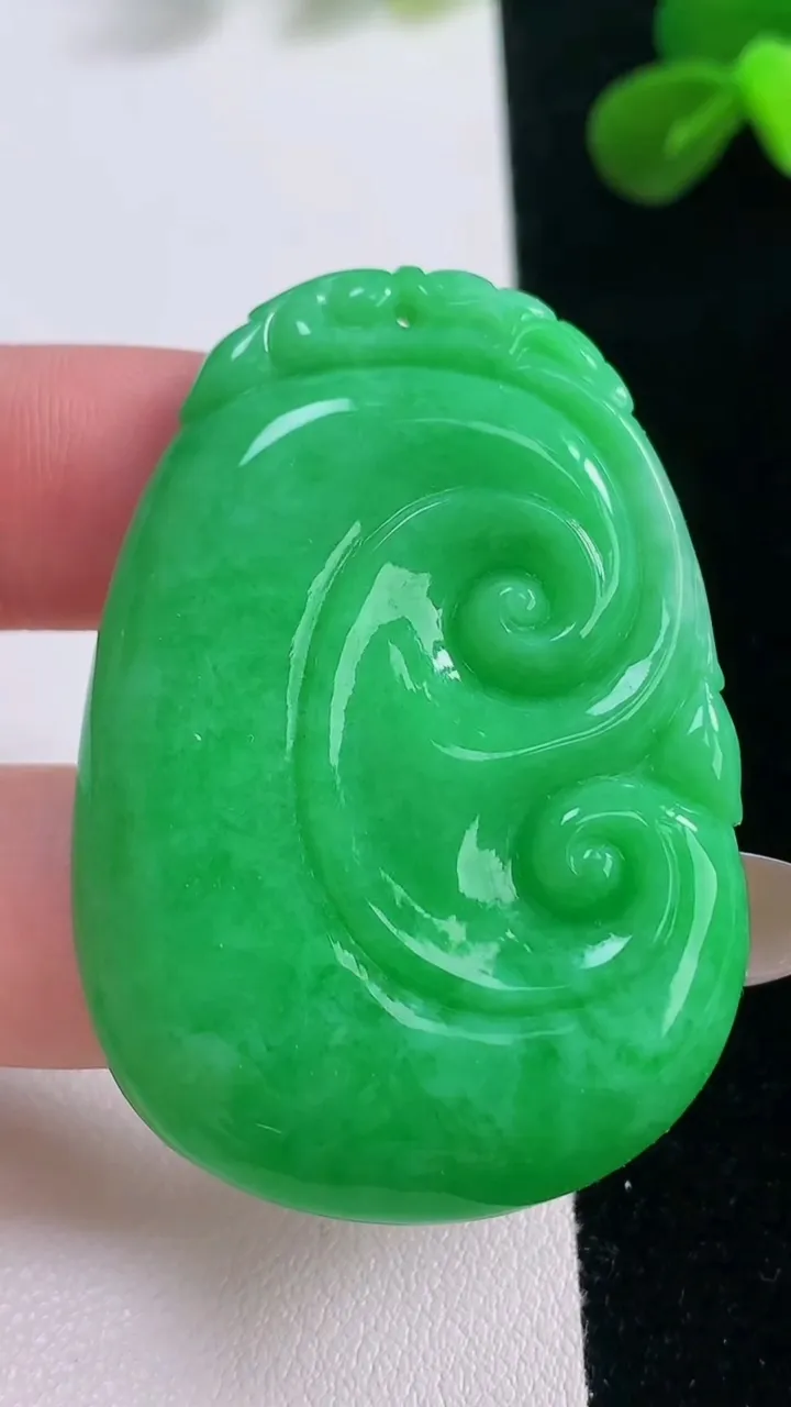 天然A货翡翠如意吊坠，尺寸48.3-33.6-5.6，重量:21.08g
11月19日