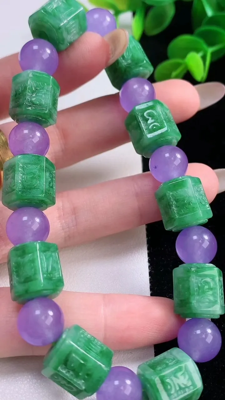 天然A货翡翠路路通手串，尺寸12.5-12.3-10颗，重量:49.95g11月19日
工厂直销收藏佳品,种好水足，色泽均匀，有种有色，上手高大气！