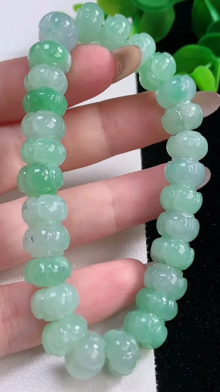 天然A货翡翠莲花手串，尺寸10-6.3-28颗，重量:37.00g11月19日
工厂直销收藏佳品,种好水足，色泽均匀，有种有色，上手高大气！