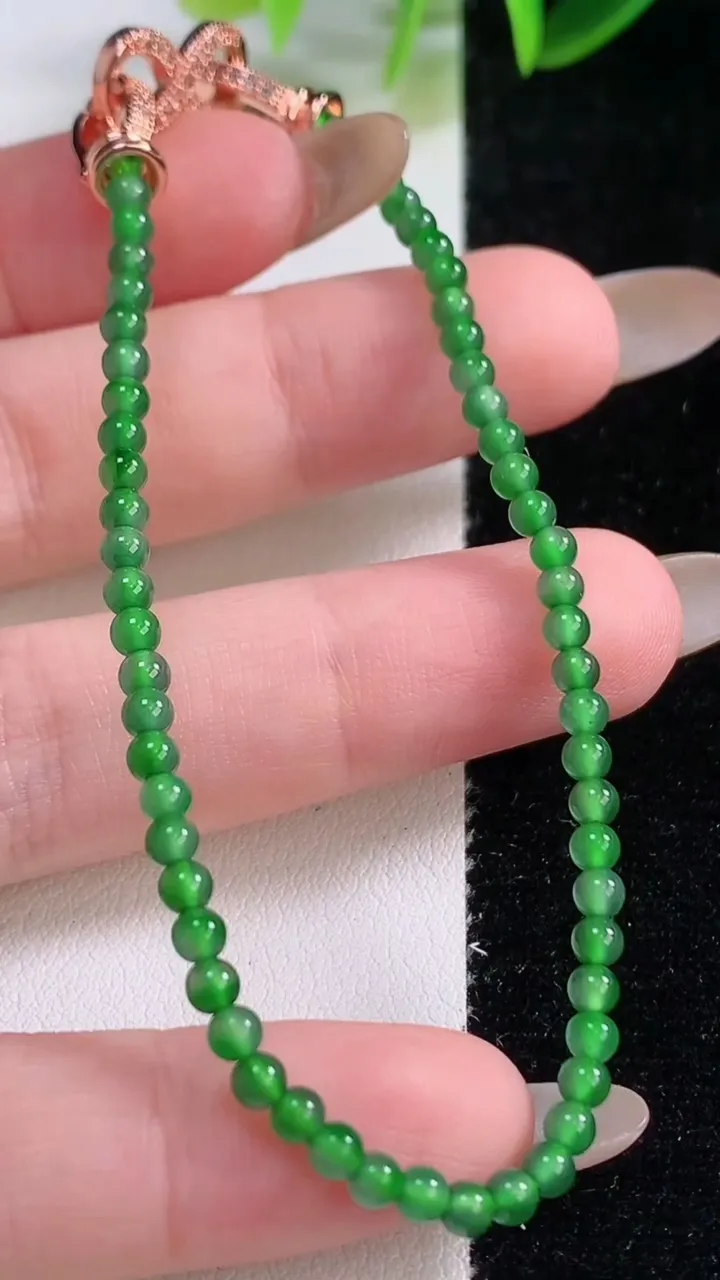 天然A货翡翠小米珠手串，尺寸2.9-58颗，重量:4.40g11月19日
工厂直销收藏佳品,种好水足