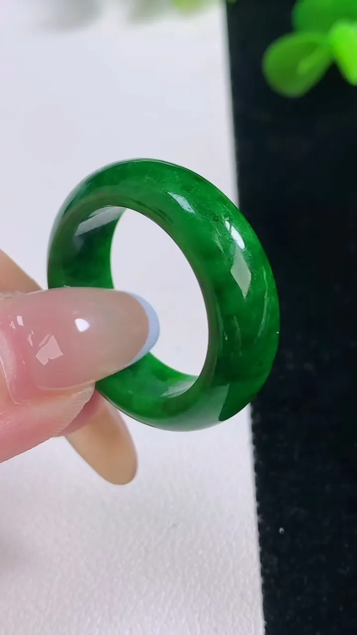 天然A货翡翠指环戒指，尺寸20.7-7.6-3.6，重量:7.90g2025年11月19日
工厂直销收藏佳品,种好水足，色泽均匀，有种有色，上手高大气！