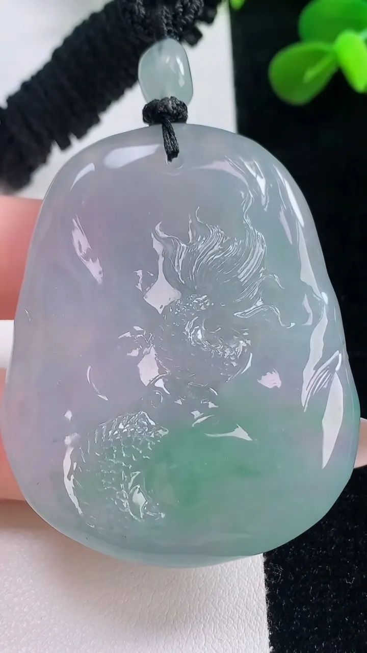 天然A货翡翠龙牌吊坠，尺寸62.8-42.2-10.3，重量:52.38g
11月19日