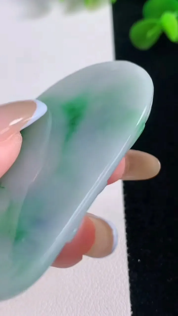 天然A货翡翠阿弥陀佛吊坠，尺寸62.3-37.3-5.2，重量:28.73g
11月19日