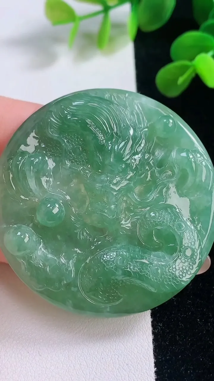 天然A货翡翠龙牌吊坠，尺寸51.9-8.9，重量:38.08g
11月19日