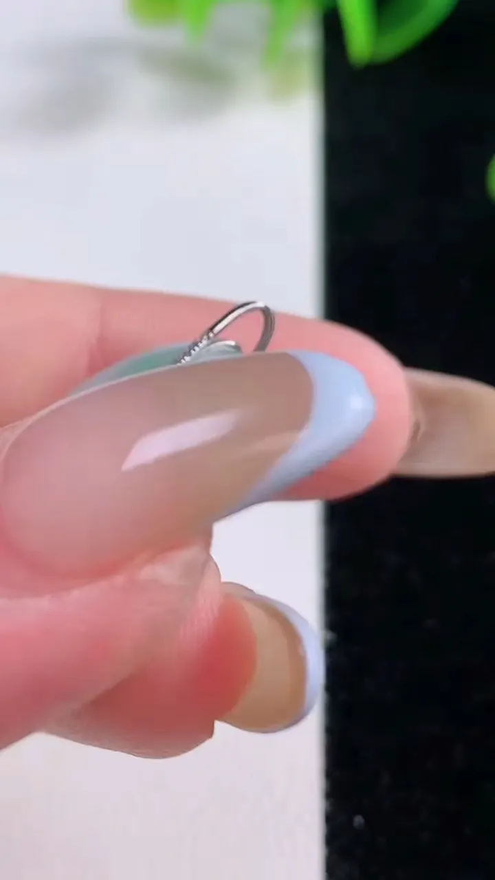 天然A货翡翠平安扣吊坠，尺寸22-3.7，重量:4.06g
11月19日