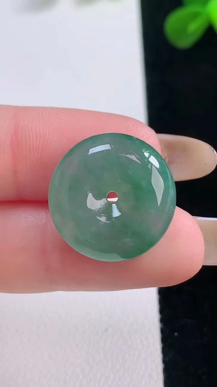 天然A货翡翠平安扣吊坠，尺寸18.8-5.9，重量:4.22g
11月19日