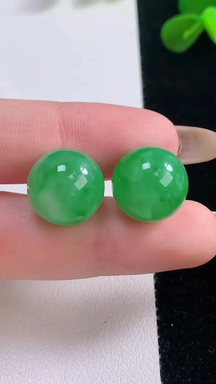天然A货翡翠圆珠镶嵌件一对，尺寸13.8，重量:11.01g
11月19日
