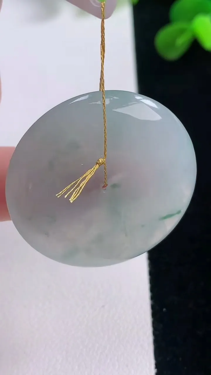 天然A货翡翠冰种飘花平安扣吊坠，尺寸34.8-6，重量:15.52g
11月19日