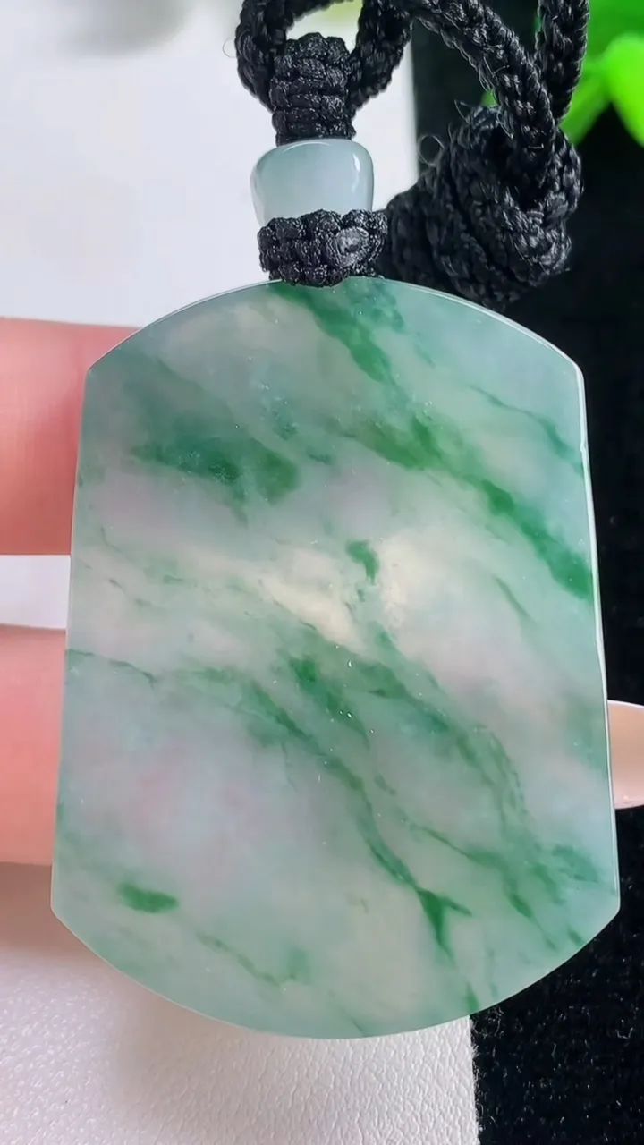 天然A货翡翠种飘花无事牌吊坠，尺寸47.2-34.5-4.6，重量:26.39g
11月19日