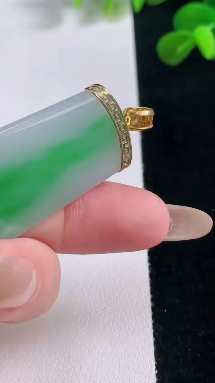 天然A货翡翠无事牌吊坠，尺寸39.8-20.7-3.8，重量:10.15g
11月19日