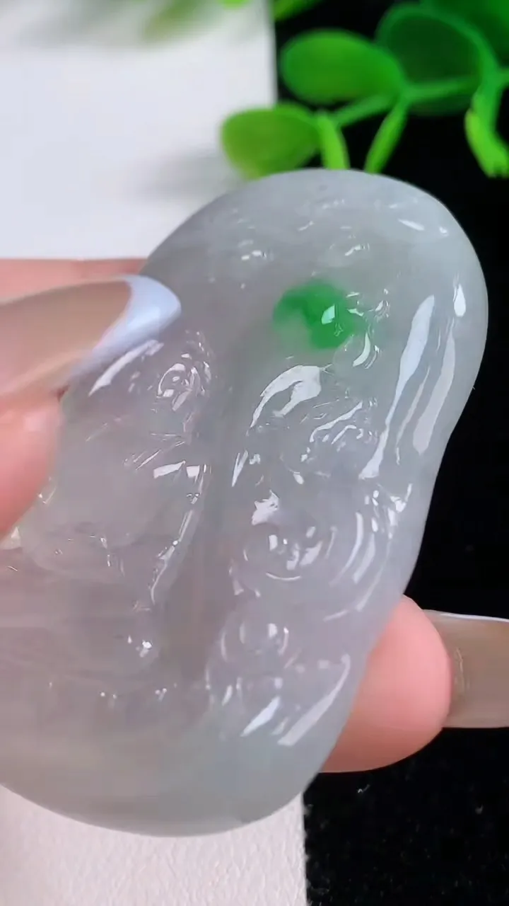 天然A货翡翠大日如来吊坠，尺寸53.5-32.6-6.2，重:25.45g
11月19日