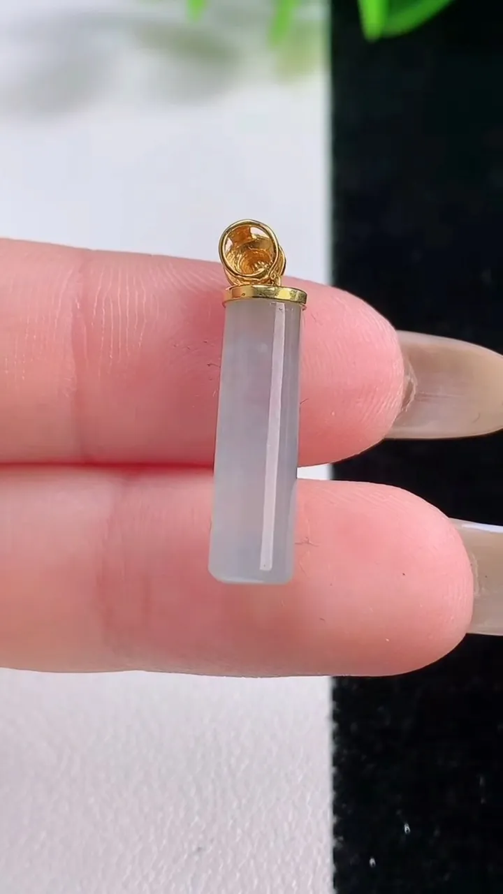 天然A货翡翠平安柱吊坠，尺寸19.3-5，重量:1.80g
11月19日