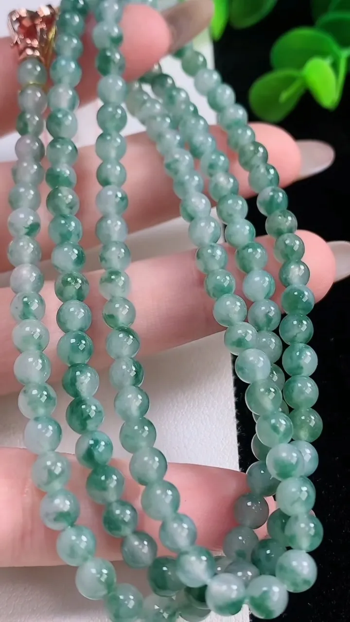 天然A货翡翠冰种飘花圆珠项链，尺寸4.8-138颗，重量:29.57g
11月19日