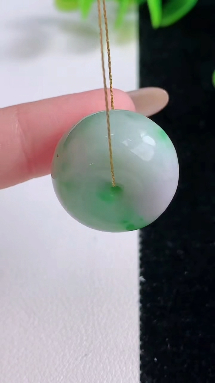 天然A货翡翠路路通吊坠，尺寸21.3-12.4，重量:12.26g
11月19日