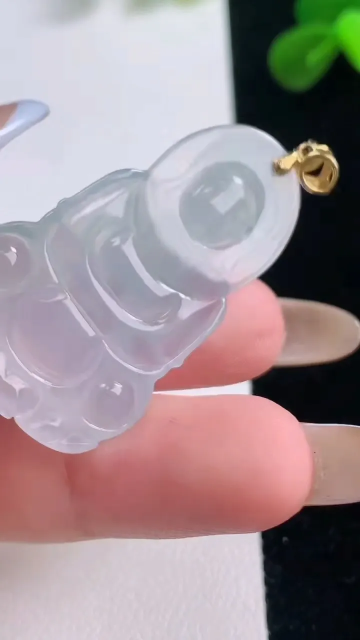 天然A货翡翠种白冰观音菩萨吊坠，尺寸39-23.3-3.7，重量:5.80g
11月19日