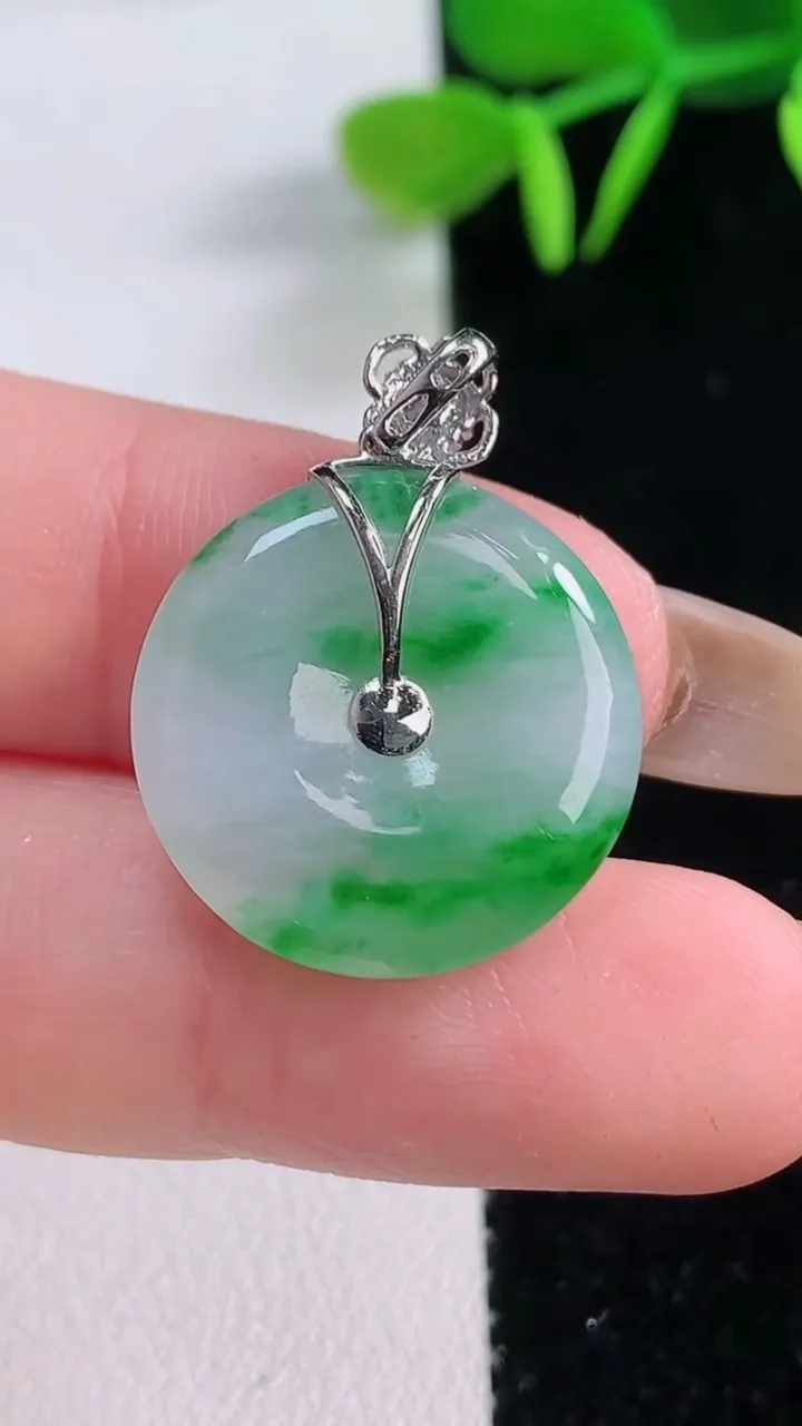 天然A货翡翠平安扣吊坠，尺寸19.5-3.8，重:3.67g
11月19日