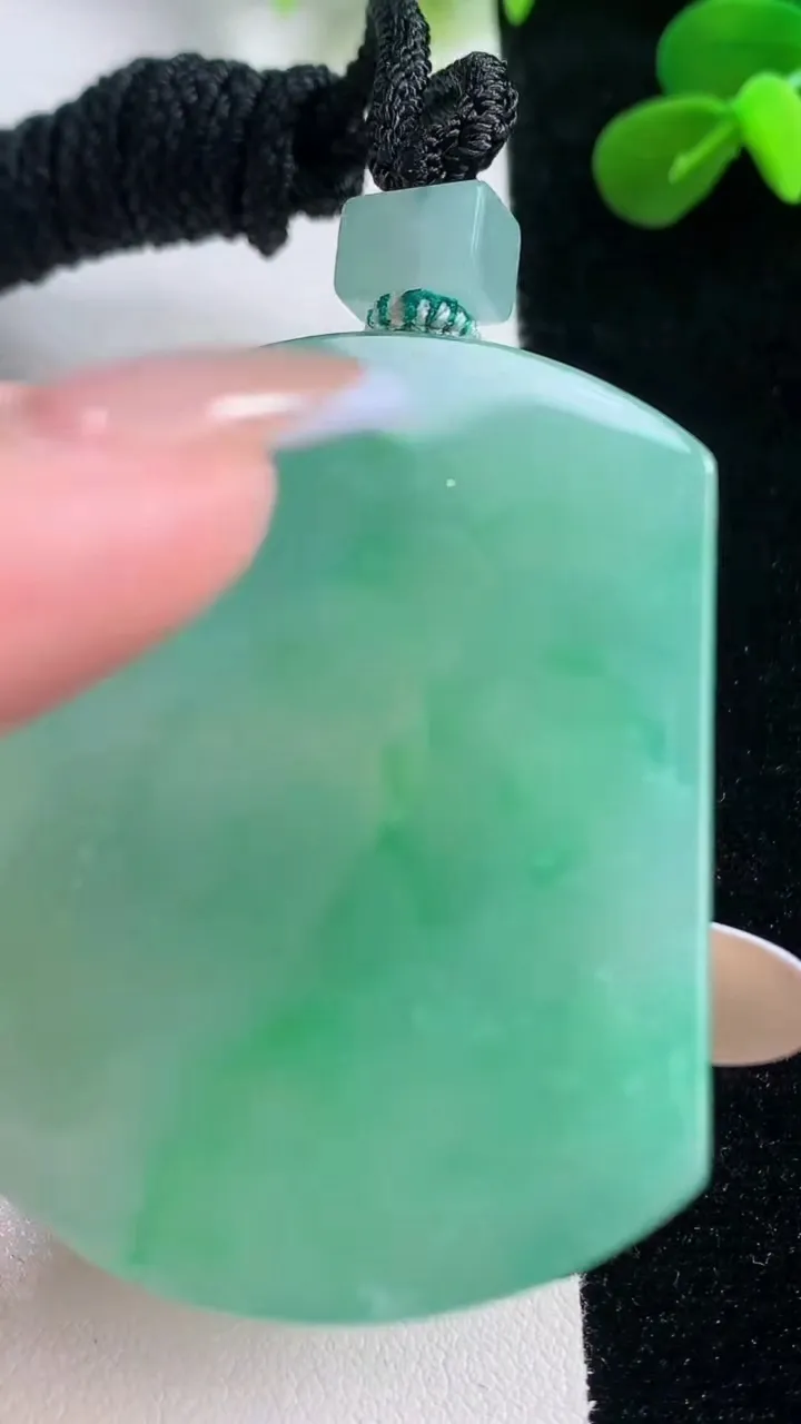 天然A货翡翠无事牌吊坠，尺寸53-40.2-5.7，重量:40.69g
11月19日