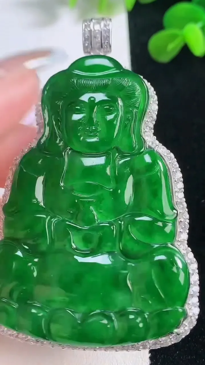 天然A货翡翠观音菩萨吊坠，尺寸72-45-9.3，裸石60-41.3重量:26.22g
11月19日