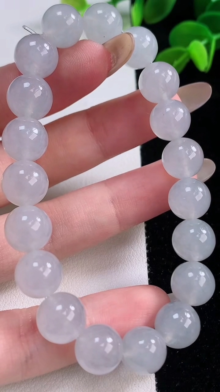 天然A货翡翠种白冰圆珠手串，尺寸10-19颗，重量:34.28g11月19日
工厂直销收藏佳品,种好水足，色泽均匀，有种有色，上手高大气！