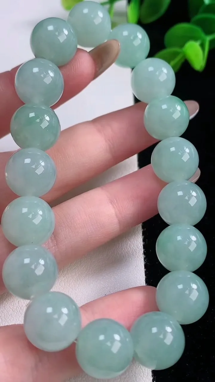 天然A货翡翠圆珠手串，尺寸12.3-17颗，重量:53.13g11月19日
工厂直销收藏佳品,种好水足，色泽均匀，有种有色，上手高大气！