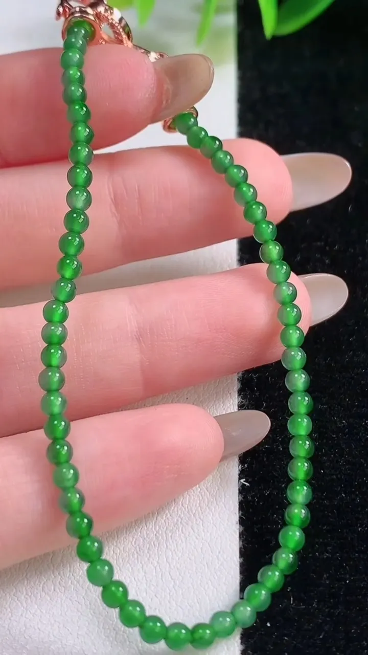 天然A货翡翠小米珠手串，尺寸2.9-58颗，重量:4.40g11月19日
工厂直销收藏佳品,种好水足，色泽均匀，有种有色，上手高大气！