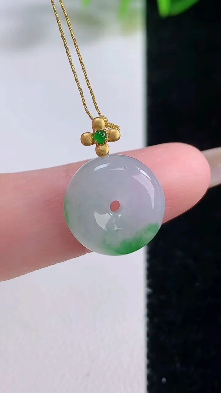 天然A货翡翠平安扣吊坠，尺寸13.4-5.5，重量:2.33g
11月19日