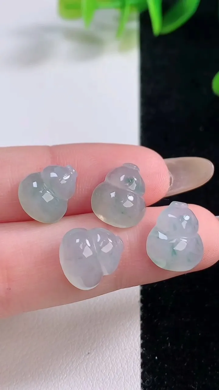 天然A货翡翠冰种飘花葫芦镶嵌件一手，尺寸11.5-11-4.7，重量:3.71g
11月19日