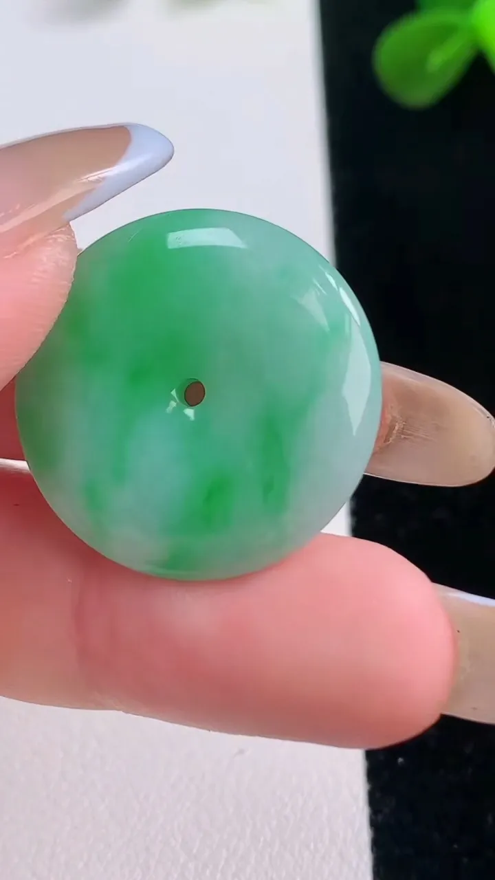 天然A货翡翠平安扣吊坠，尺寸23.7-4.8，重量:5.86g
11月19日