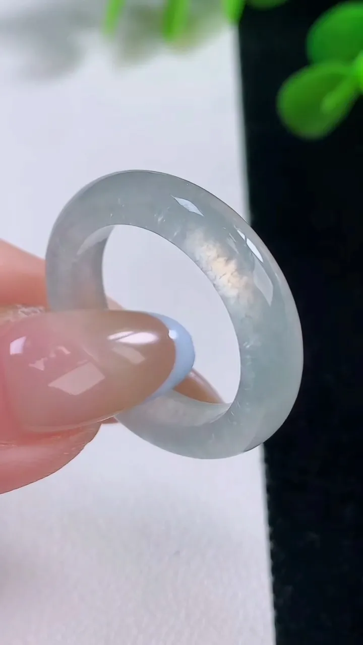 天然A货翡翠指环戒指，尺寸20-5.6-3.7，重量:4.90g2025年11月19日
工厂直销收藏佳品,种好水足，色泽均匀，有种有色，上手高大气！