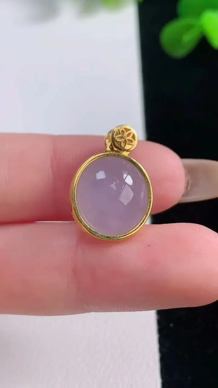 天然A货翡翠18K金紫罗兰蛋面吊坠，尺寸14.5-13.4-8，重量:3.11g
11月19日