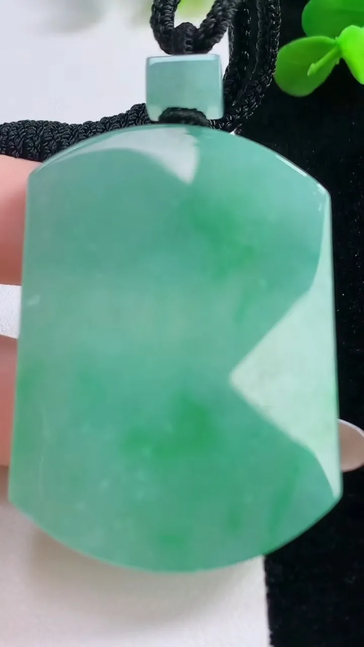 天然A货翡翠无事牌吊坠，尺寸53-39.3-5.8，重量:41.06g
11月19日