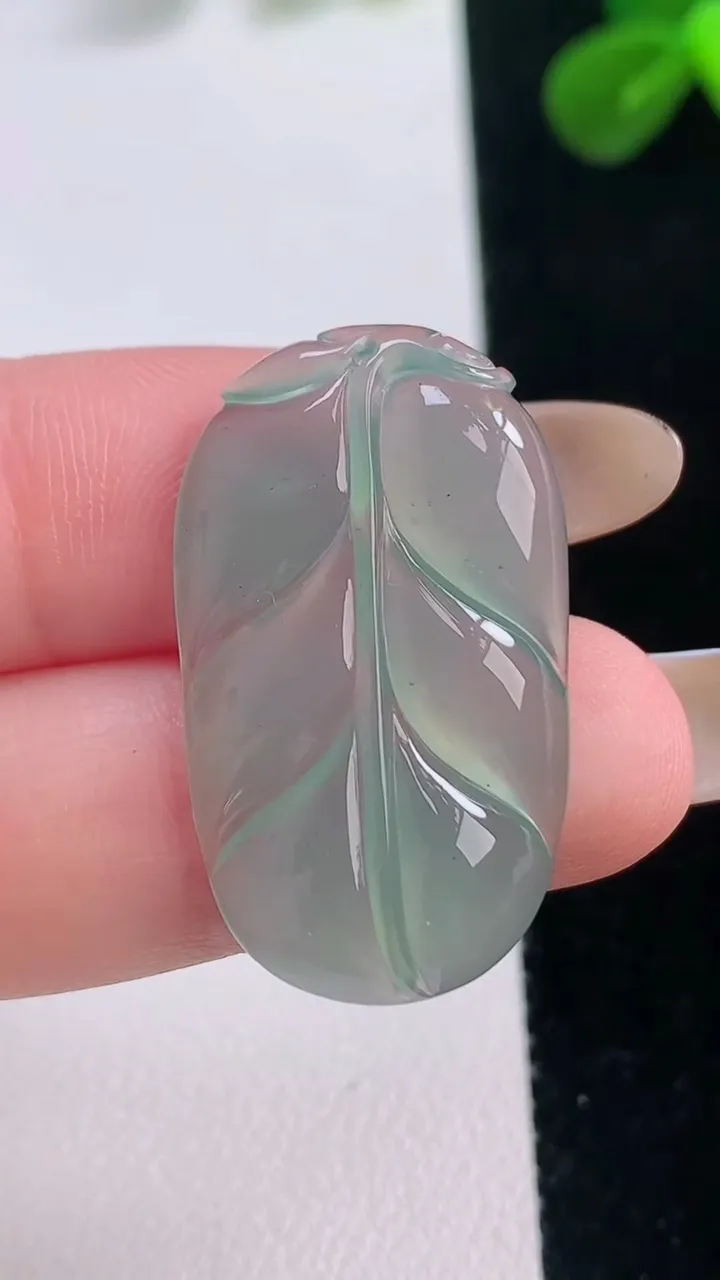 天然A货翡翠金枝玉叶 叶子吊坠，尺寸30.8-17.5-3.7，重量:3.78g
11月19日