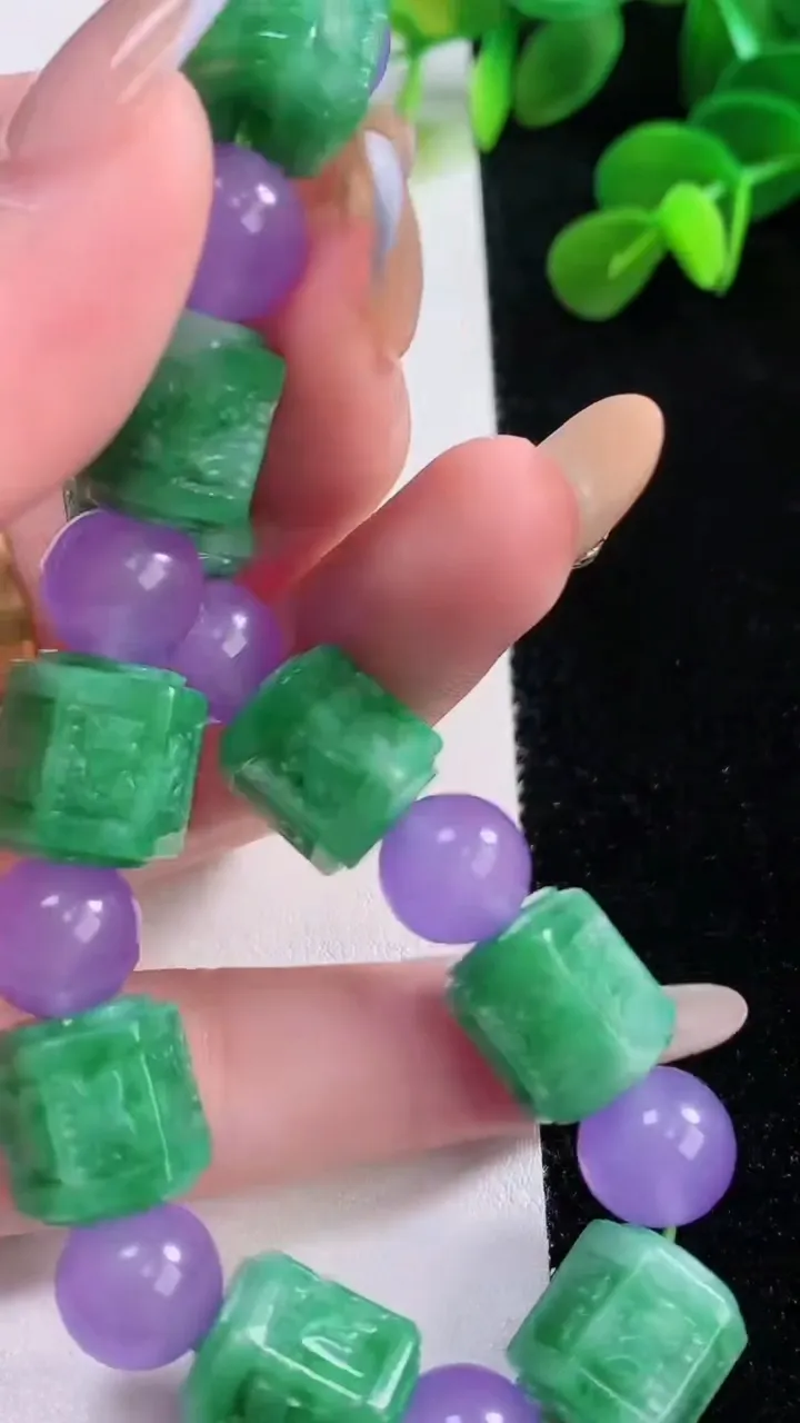 天然A货翡翠路路通手串，尺寸12.5-12.3-10颗，重量:49.95g11月19日
工厂直销收藏佳品,种好水足，色泽均匀，有种有色，上手高大气！