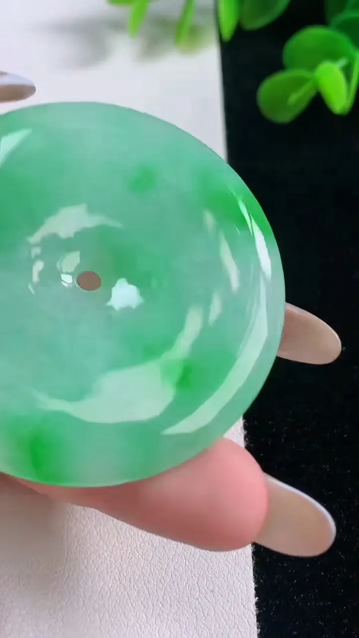 天然A货翡翠平安扣吊坠，尺寸51.7-5.9，重量:35.82g
11月19日