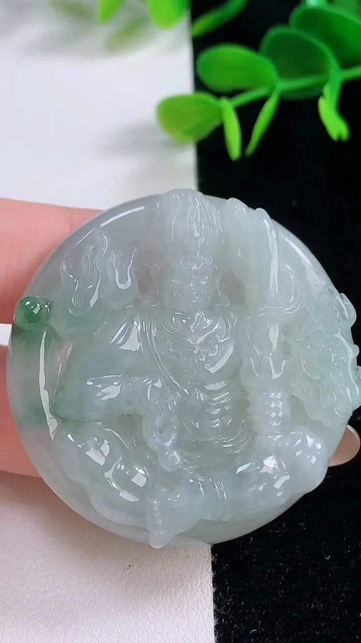 天然A货翡翠不动明王吊坠，尺寸54.3-8.5，重:33.79g
11月19日