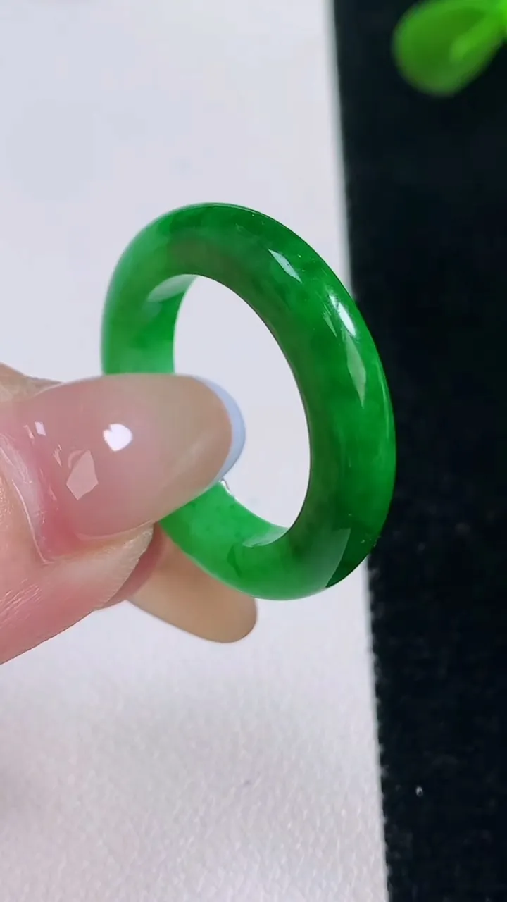 天然A货翡翠指环戒指，尺寸18.8-4.4-3.8，重量:4.57g2025年11月19日
工厂直销收藏佳品,种好水足，色泽均匀，有种有色，上手高大气！