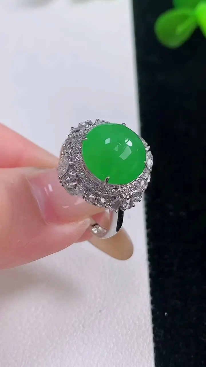 天然A货翡翠蛋面戒指，尺寸18-10.3-10.7，重量:4.45g2025年11月19日
工厂直销收藏佳品,种好水足，色泽均匀，有种有色，上手高大气！