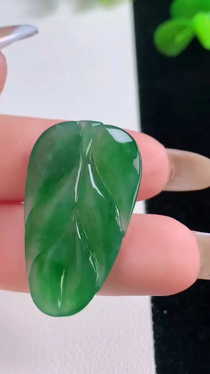 天然A货翡翠金枝玉叶 叶子吊坠，尺寸32.3-20.3-3.5，重量:4.61g
11月19日