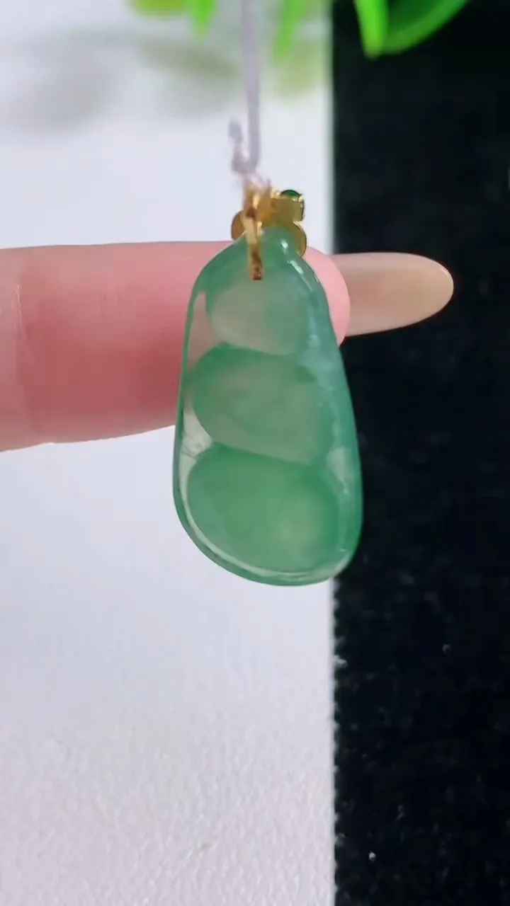 天然A货翡翠福豆吊坠，尺寸23.9-12.9-4.7，重量:2.85g
11月19日