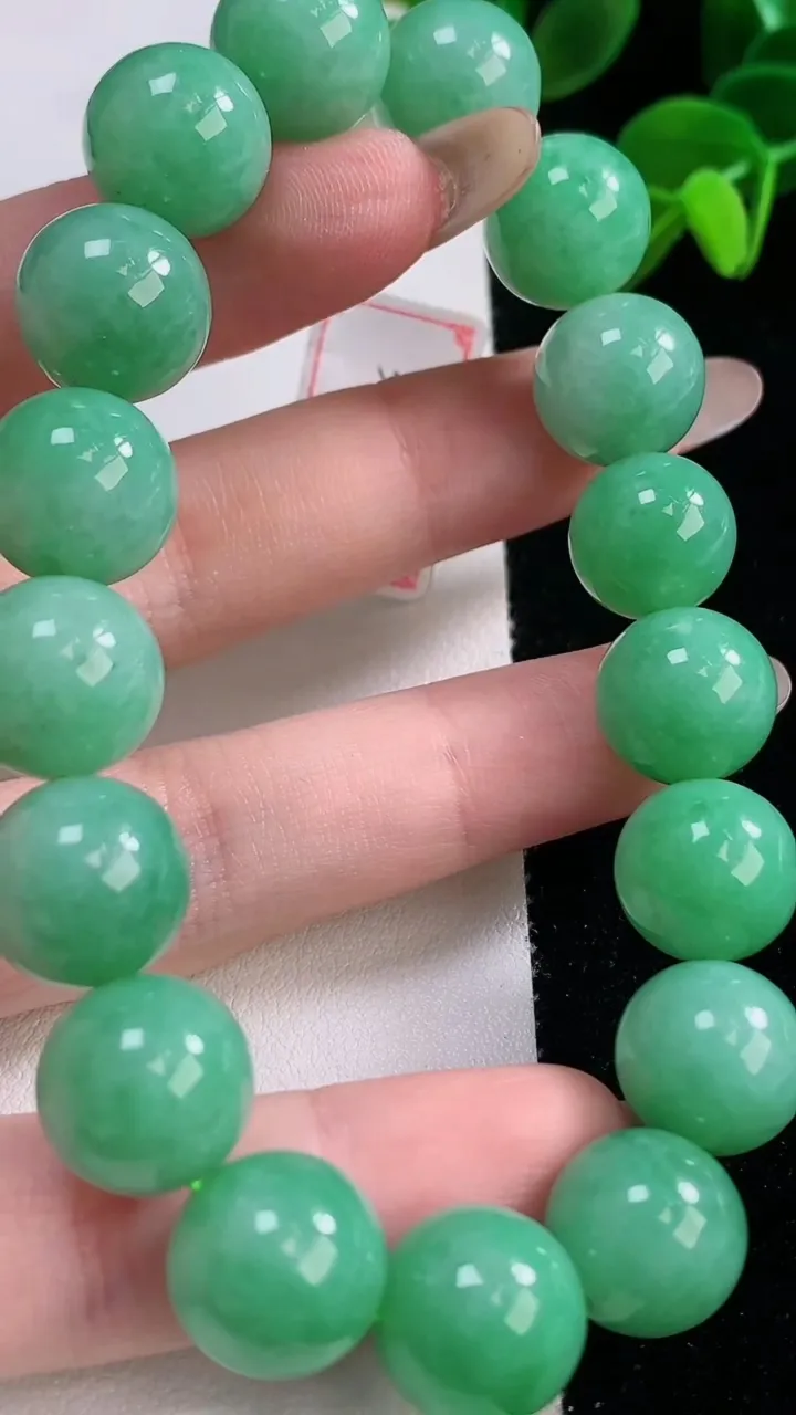 天然A货翡翠圆珠手串，尺寸12.5-17颗，重量:57.89g11月19日
工厂直销收藏佳品,种好水足，色泽均匀，有种有色，上手高大气！