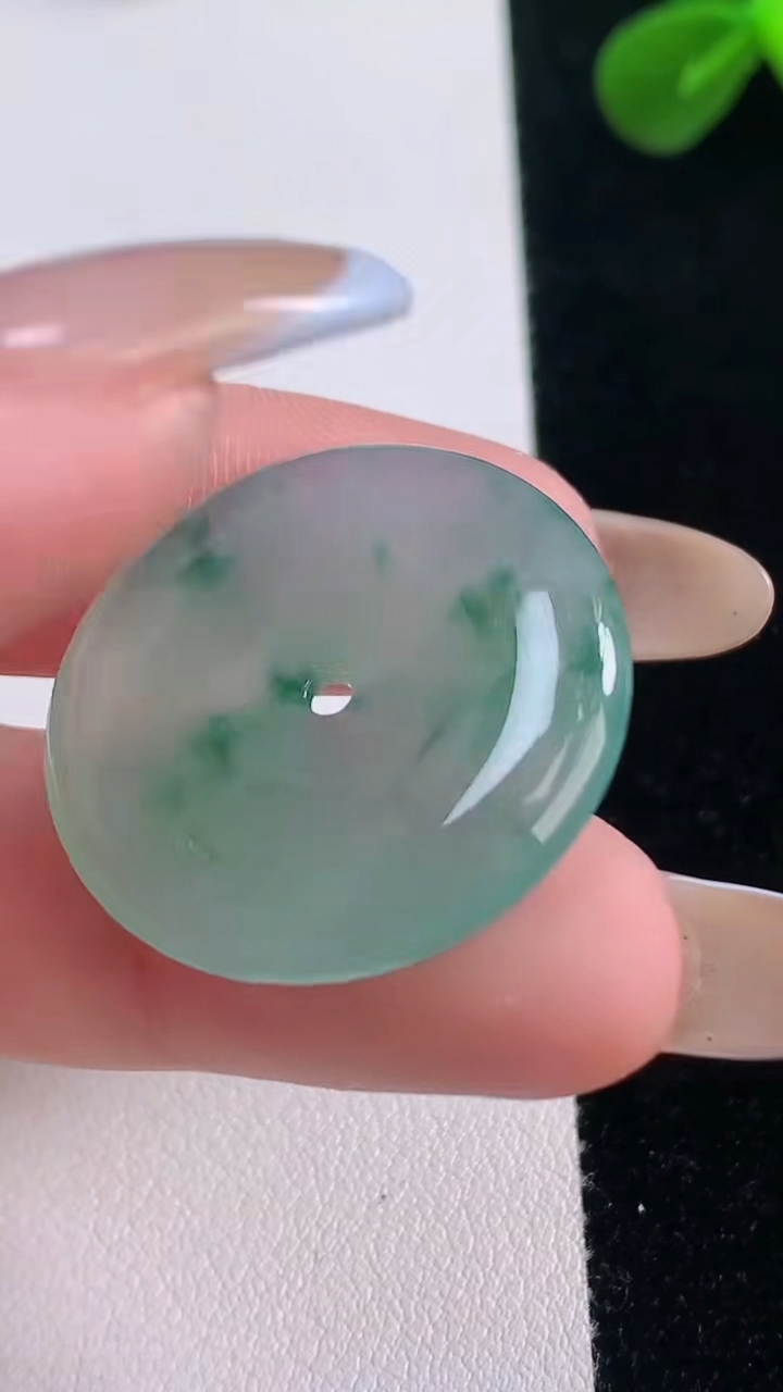 天然A货翡翠冰种飘花平安扣吊坠，尺寸27.2-4.6，重量:7.41g
11月19日