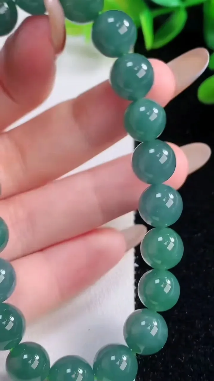 天然A货翡翠圆珠手串，尺寸9.8-21颗，重量:33.40g11月19日
工厂直销收藏佳品,种好水足，色泽均匀，有种有色，上手高大气！