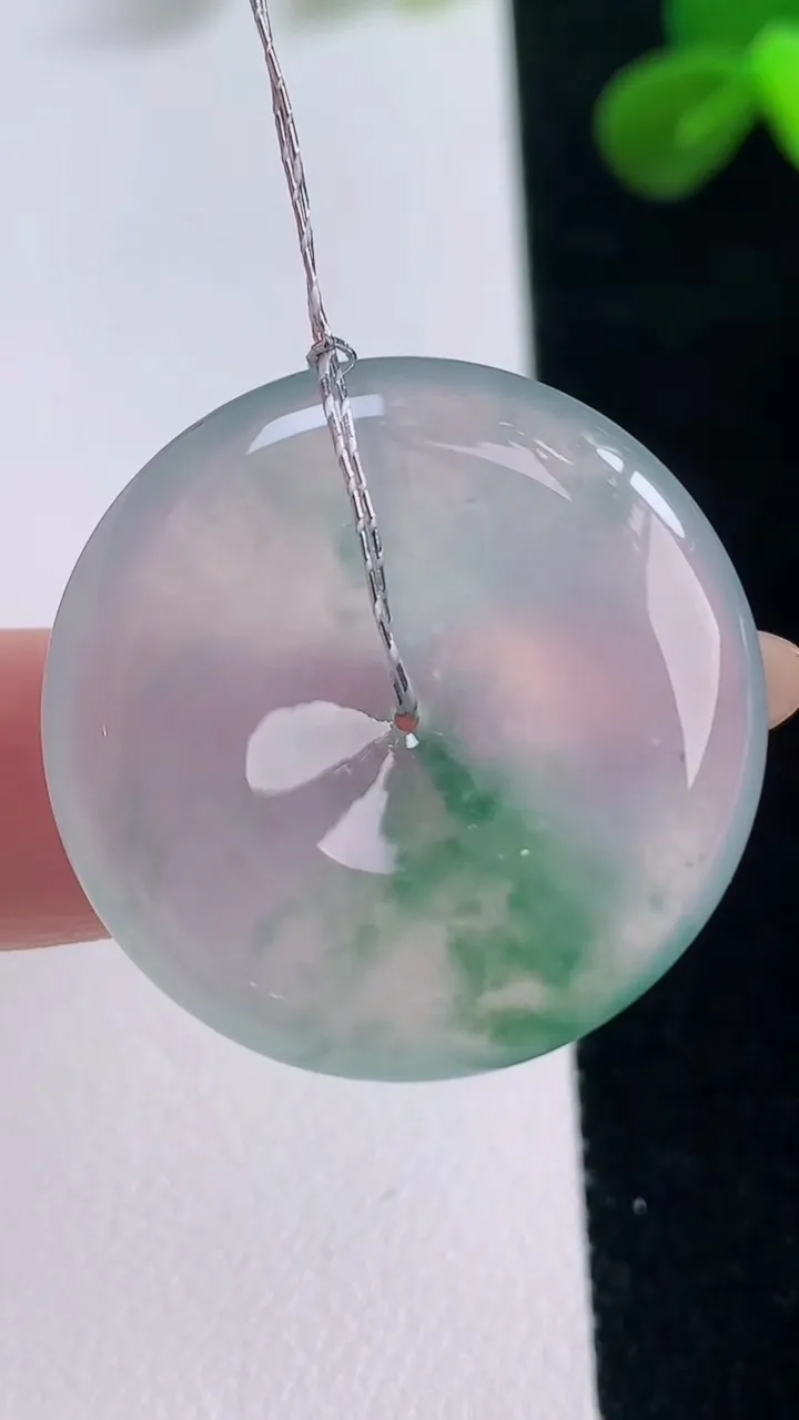 天然A货翡翠种飘花平安扣吊坠，尺寸28.3-5.7，重量:9.38g
11月19日