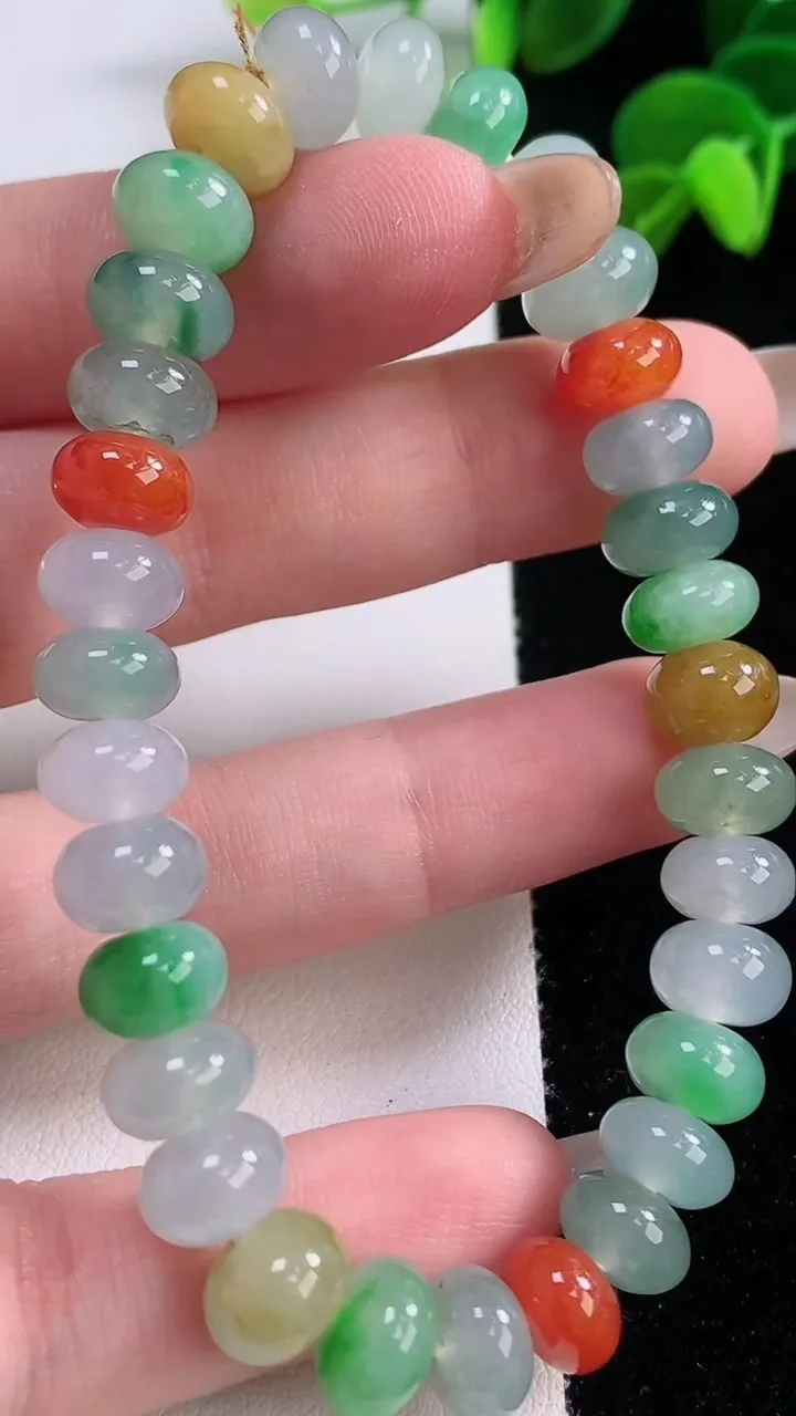 天然A货翡翠三彩算盘珠手串，尺寸5.4-5.3-32颗，重量:26.43g11月19日
工厂直销收藏佳品,种好水足，色泽均匀，有种有色，上手高大气！