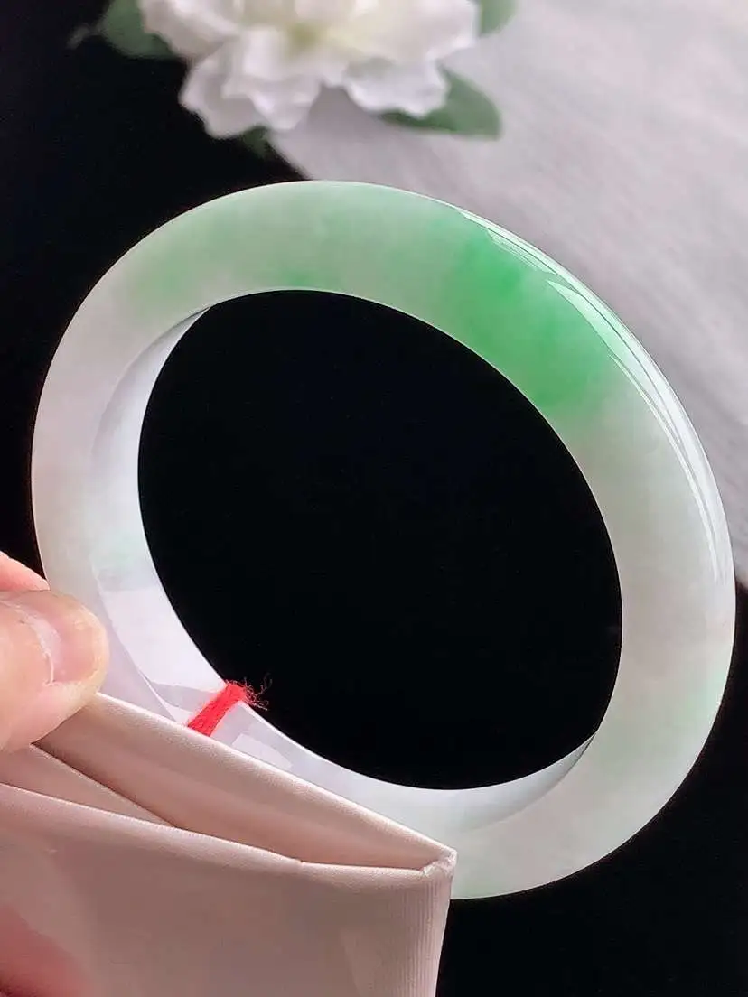 a货翡翠老坑冰种飘绿厚装正装正圈手镯62-63大圈口  尺寸62×12.3×9.6mm 1118